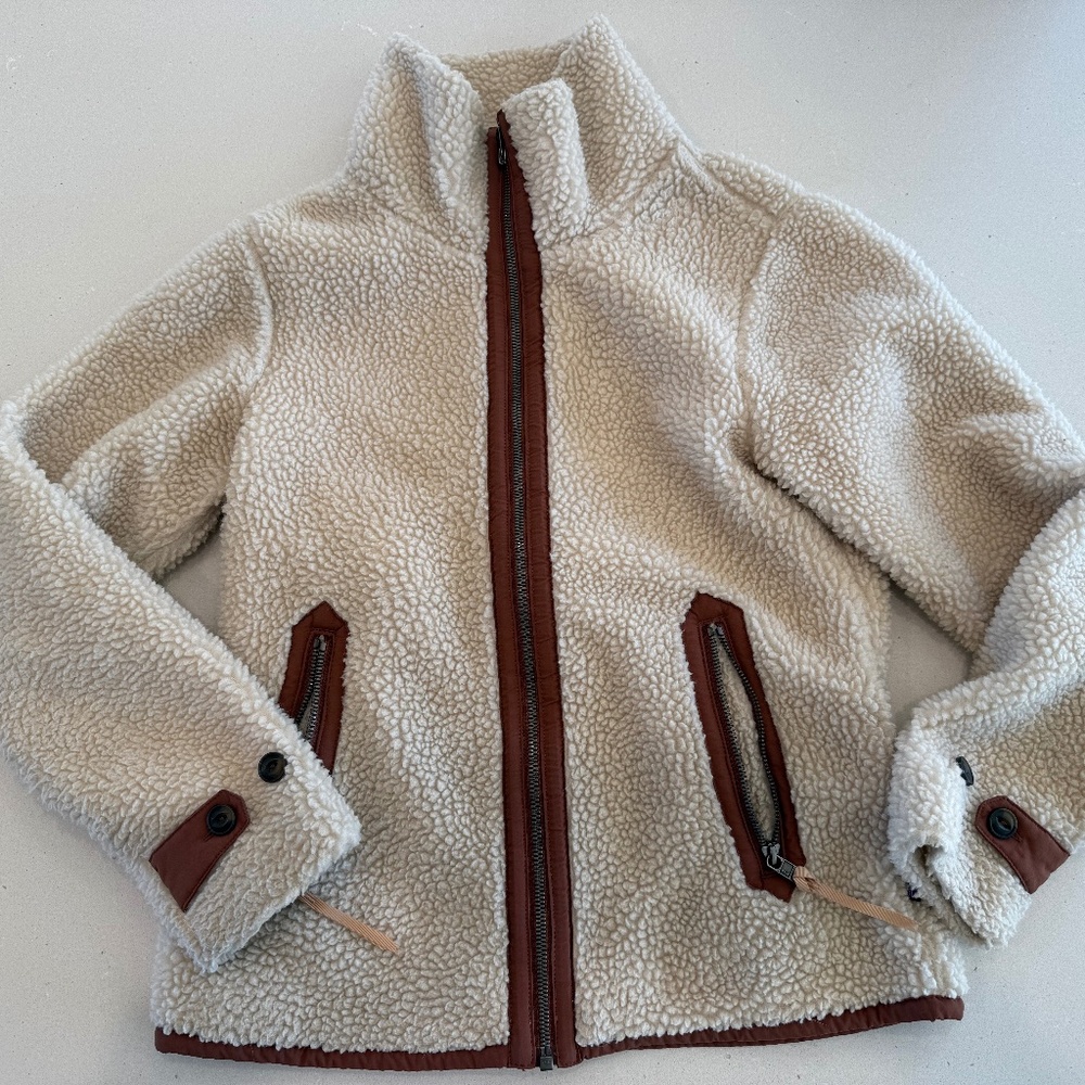 Patagonia women’s wind proof fleece (S)